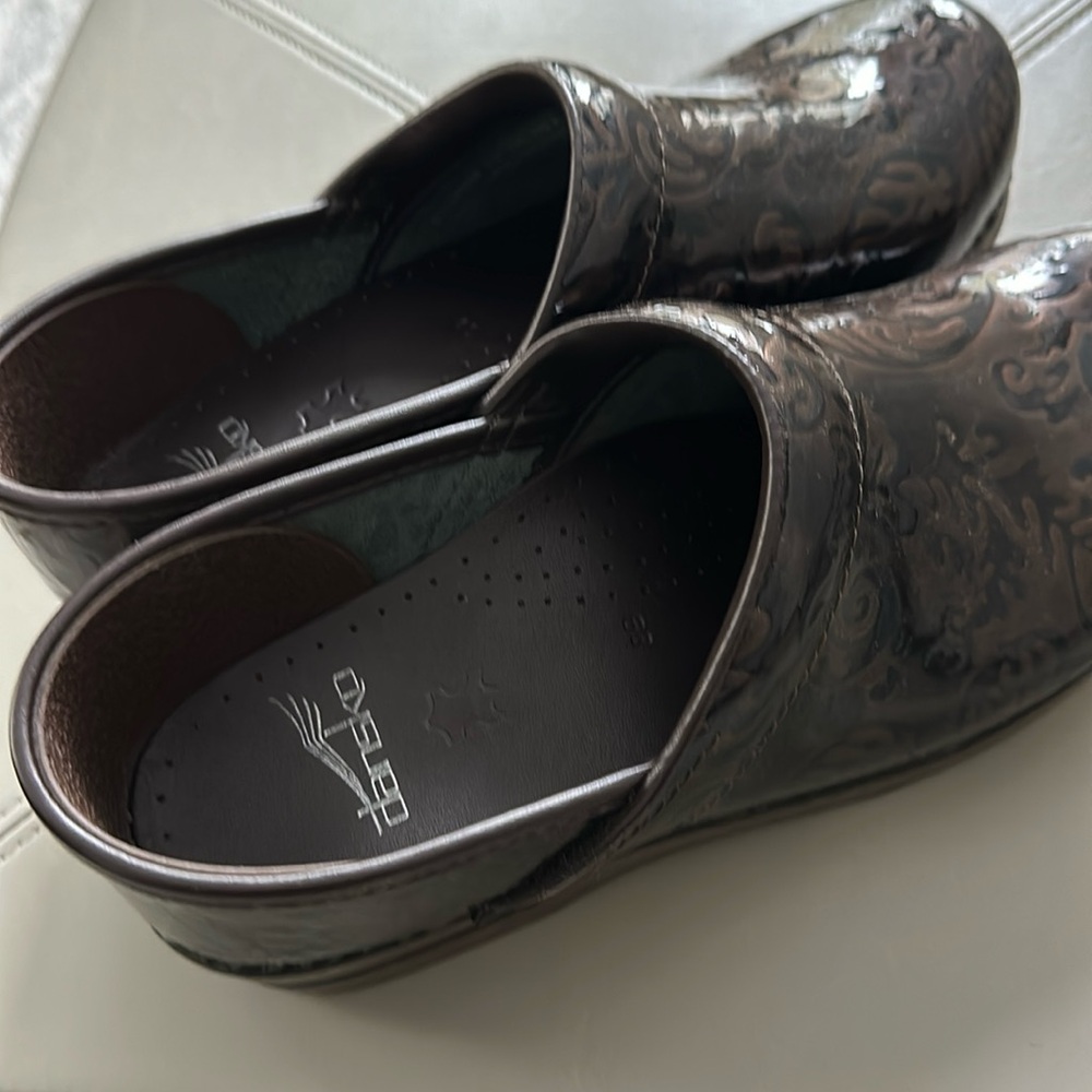 Dansko Shoes, Size 39, Shiny dark brown shoe with swirl pattern